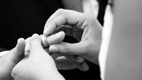 明知相親對(duì)象已婚仍繼續(xù)交往收4萬元禮物,女子為何起訴婚介公司要賠償