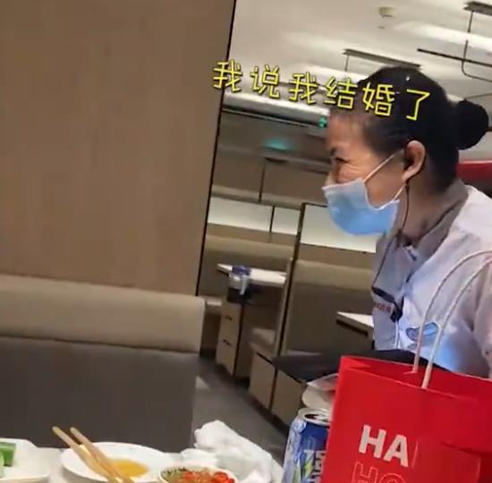 上海一男子結(jié)賬時,稱自己 已結(jié)婚 ,服務(wù)員機(jī)智反應(yīng)亮了