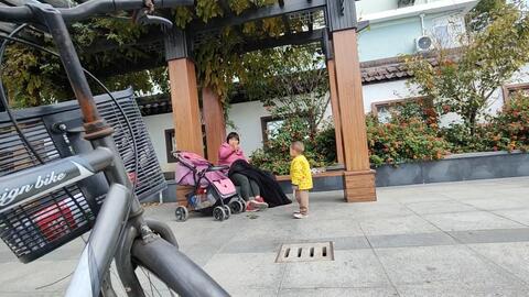 上海殘疾人爺叔創(chuàng)業(yè)開婚介所20年,養(yǎng)育兩個小孩大學(xué)畢業(yè),還開網(wǎng)絡(luò)直播宣傳兩性情感。