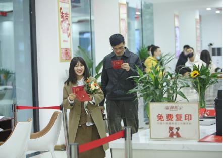 新晉 網(wǎng)紅日 迎來結(jié)婚潮 廣元利州區(qū)161對情侶領(lǐng)證